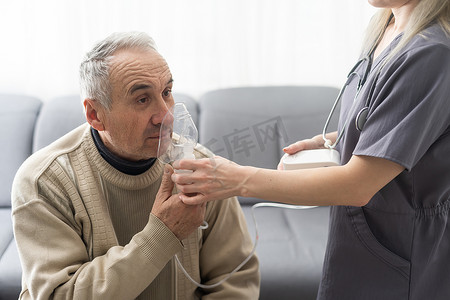医生或护士给的哮喘慢性阻塞性肺病呼吸雾化器和面罩。