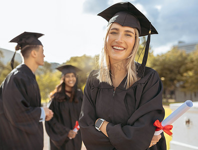 毕业学生和女性肖像证书和户外大学活动的成功文凭