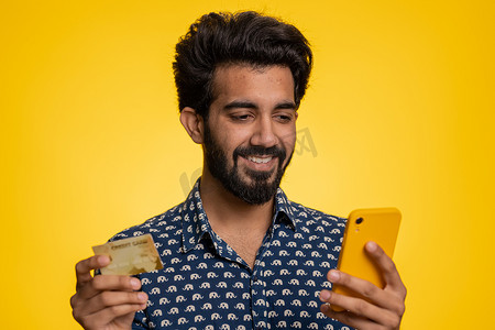 印度男子在转账时使用信用卡和智能手机购买网上购物