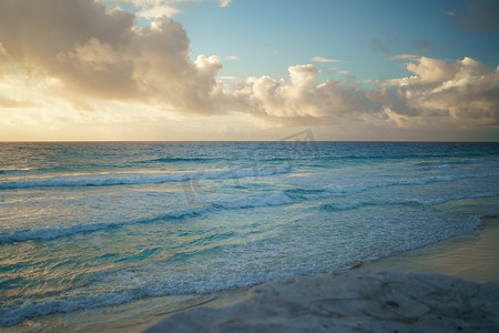 海边酒店摄影照片_坎昆 Zona Hoteleria 加勒比海滩上的海岸。