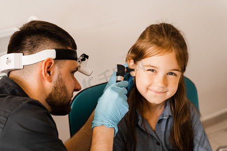 用耳镜对儿童耳朵进行耳镜检查。