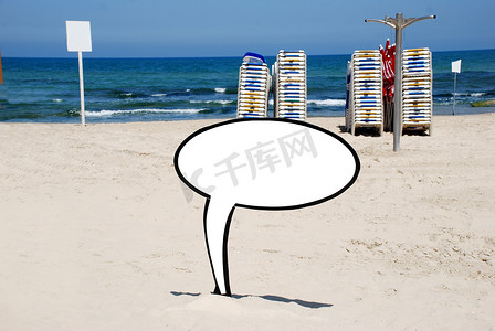 沙滩大海海报摄影照片_沙滩上的白色标志
