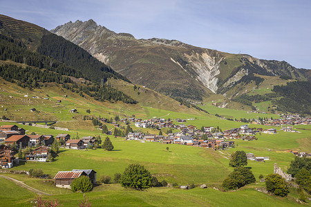 村庄之美摄影照片_瑞士阿尔卑斯山 Graubunden Canton 村庄的田园风光