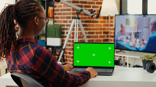 优秀员工视屏摄影照片_女员工在笔记本电脑上查看绿屏显示器