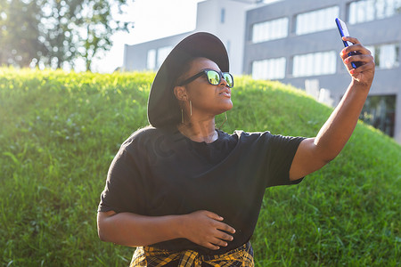 迷人的非洲女性戴着眼镜在街上自拍 — 千禧一代和 z 世代的概念