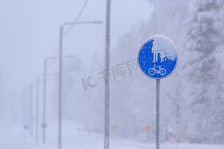 自行车道的标志和冬天路上的行人
