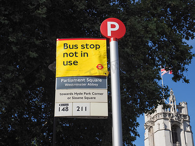 不退摄影照片_伦敦议会广场巴士站未使用标志