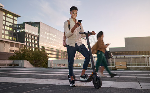 可通手机摄影照片_滑板车、拥有智能手机和可持续城市旅行的人、生态友好型交通工具和大学通勤可持续性。