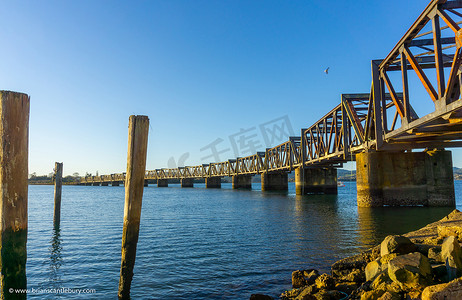 横跨陶朗加港口的钢桁架铁路桥。