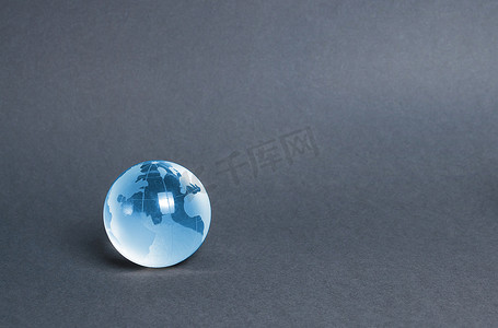 在灰色背景的蓝色玻璃行星地球。