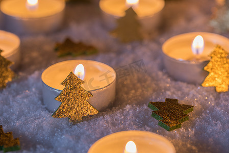 黑暗中的雪地上有烛光和装饰品的圣诞气氛