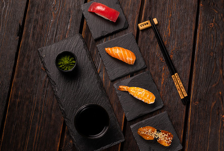 木制背景上的美味寿司握寿司。