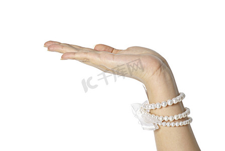 白色背景上手掌朝上的珍珠女手，强调奢华
