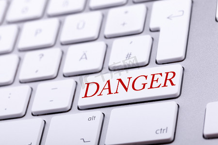 danger摄影照片_高端铝制键盘，上面有红色的 DANGER 字样