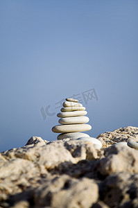 白石子主图摄影照片_日式白海石金字塔在蓝天背景