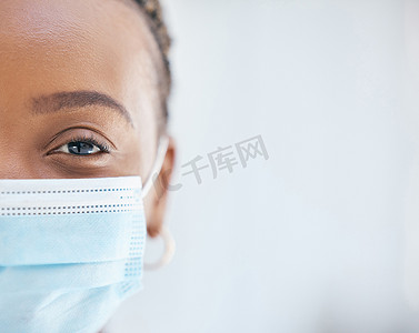 Covid、面罩和在医院工作的医生的肖像，以安全、合规和眼光看待健康、康复和创新。 