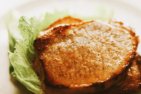 食物和饮食，午餐或晚餐时用生菜炒猪肉片，美味食谱