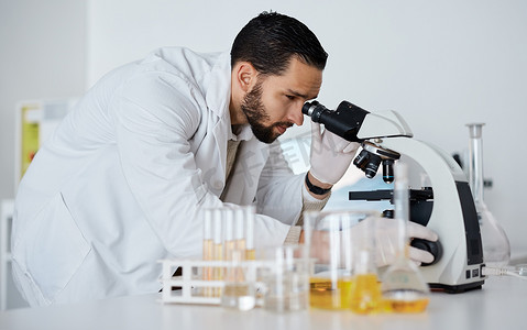 科学、显微镜和医学与一名医生在实验室工作以进行创新或发展。