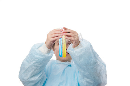 身穿蓝色实验室外套的乐观少年，举起装有化学液体的试管，展示其中正在进行的反应