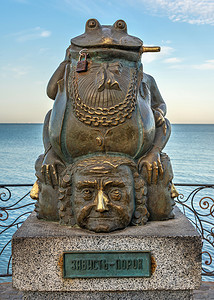 乌克兰别尔江斯克堤坝上的蟾蜍纪念碑