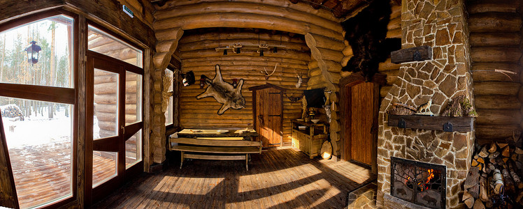 小屋摄影照片_带壁炉的猎人小屋的乡村风格内饰