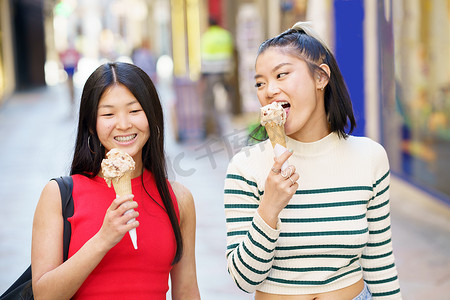 吃冰淇淋的微笑的亚裔女朋友