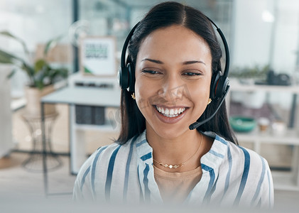 呼叫中心、黑人女性和商务 PC 在计算机上进行支持呼叫对话。