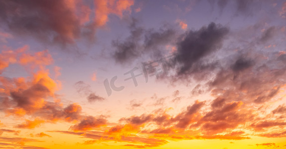 落日 ag 点燃的彩色橙紫色戏剧性云彩