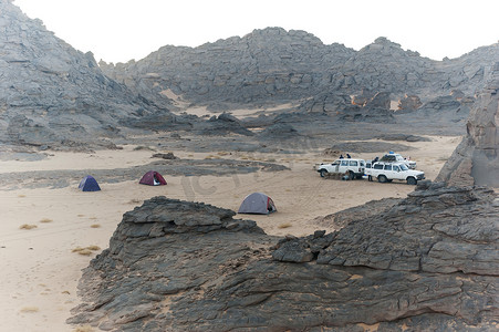 露营装备摄影照片_在撒哈拉沙漠露营