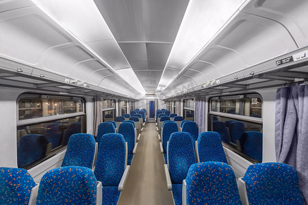 火车内部摄影照片_带蓝色椅子的空火车内部