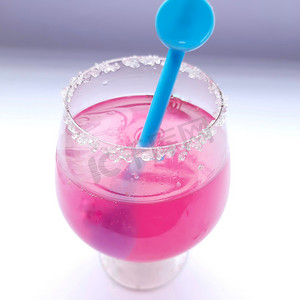 增强免疫力摄影照片_五颜六色的粉色果汁，里面加了柠檬汁和稻草，在白色背景中镀得很漂亮，有利于增强免疫力
