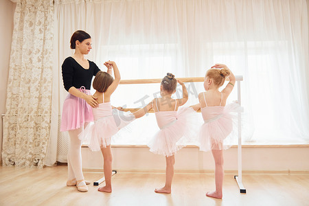 小芭蕾舞演员通过练习舞蹈动作准备表演