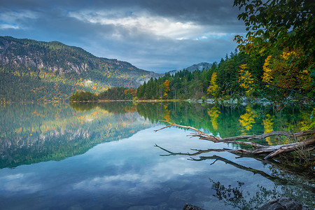 田园诗般的 Eibsee 湖在戏剧性的黎明，秋天的风景，德国加米施