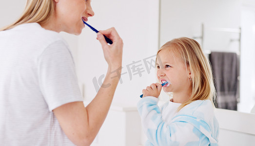 发展、母亲和女孩在浴室里用牙刷做结合、拥抱和爱。