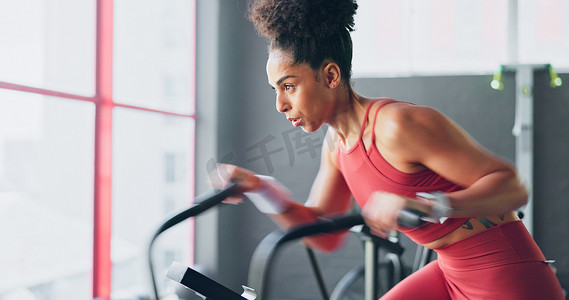 用于运动健身、运动员马拉松训练或高能量身体锻炼的健身自行车、有氧运动和女子自行车运动。