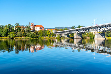 反映在捷克共和国拉贝河的 Litomerice 全景城市景观