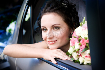 微笑的新娘坐在车里