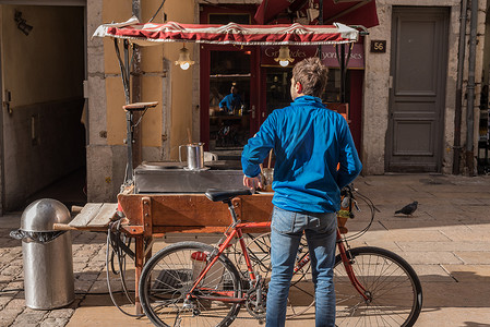 骑自行车的人在里昂停在餐车旁