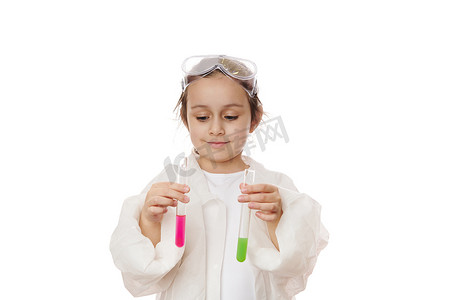 小女孩未来的化学家，进行化学实验，观察试管中的当前反应。