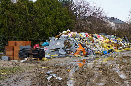 其他垃圾摄影照片_建筑工地一堆破碎的混凝土块、玻璃纤维、塑料和其他建筑垃圾