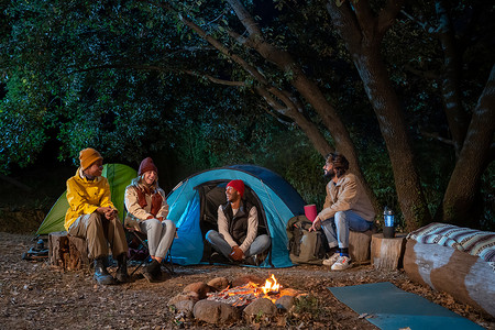 一群多民族朋友在篝火野营远足徒步旅行中快乐地游览大自然