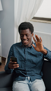 非洲裔美国人在在线视频电话会议上与同事或家人打招呼