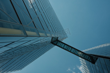 天桥摄影照片_明斯特 LVM 保险公司总部带天桥的 LVM 玻璃摩天大楼