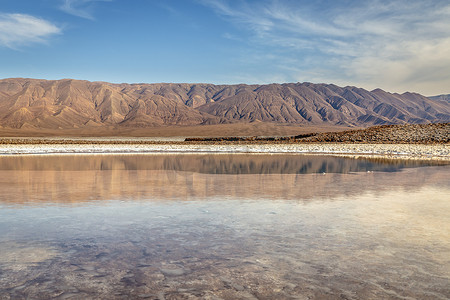 接壤摄影照片_盐湖，日出时的火山景观，阿塔卡马，智利与玻利维亚接壤