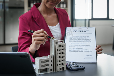 女商人或房地产经纪人解释购买房屋的签署协议。