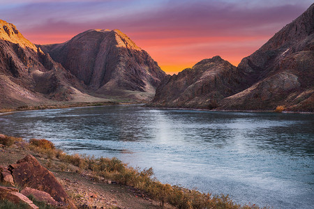 日出天空背景下的岩石峡谷伊犁河景，阿拉木图地区，中亚自然风景