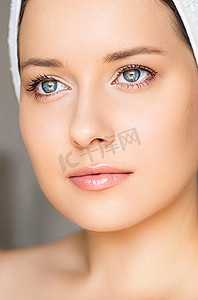 护肤和美容常规、头戴白毛巾的美女、护肤化妆品和面部美容