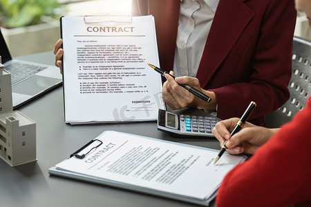 房地产经纪人在签订合同前向客户解释保险和协议合同。