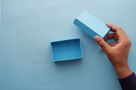 人的顶视图打开一个空的蓝色小礼盒