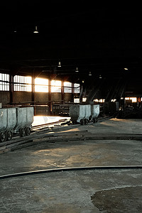煤矿开采摄影照片_德国鲁尔区一座矿山大厅里的运煤卡车